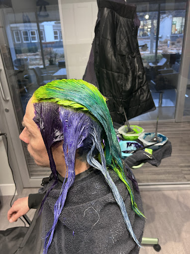 A man is getting his hair cut in a salon